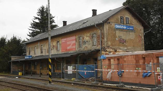 "Realizujeme pro vás rekonstrukci osobního nádraží Dětřichov nad Bystřicí,"  hlásá transparent na fasádě. Opravdu je rekonstrukce totéž, co demolice a novostavba?