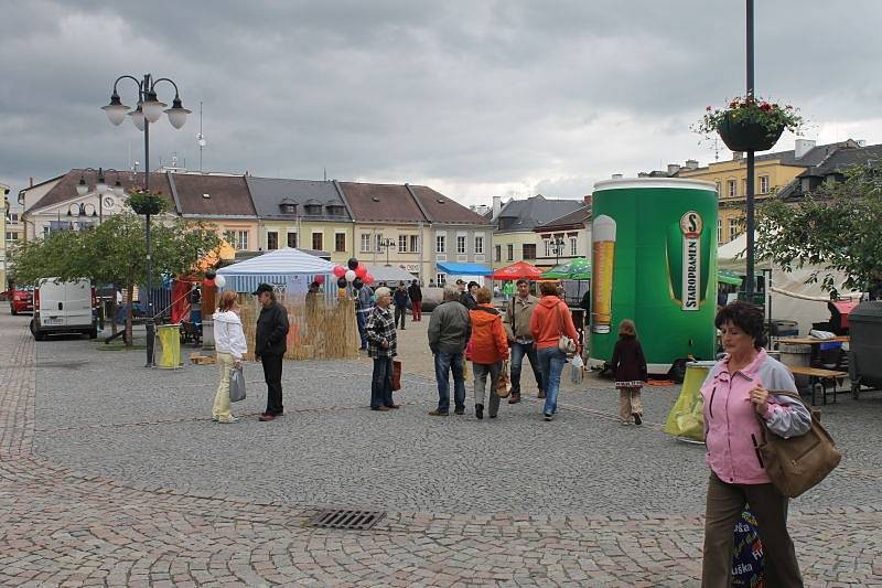 Páteční dopoledne patřilo na náměstí Míru a v jeho blízkém okolí přípravám na Dny města Bruntálu, které trvají až do neděle 22. června.