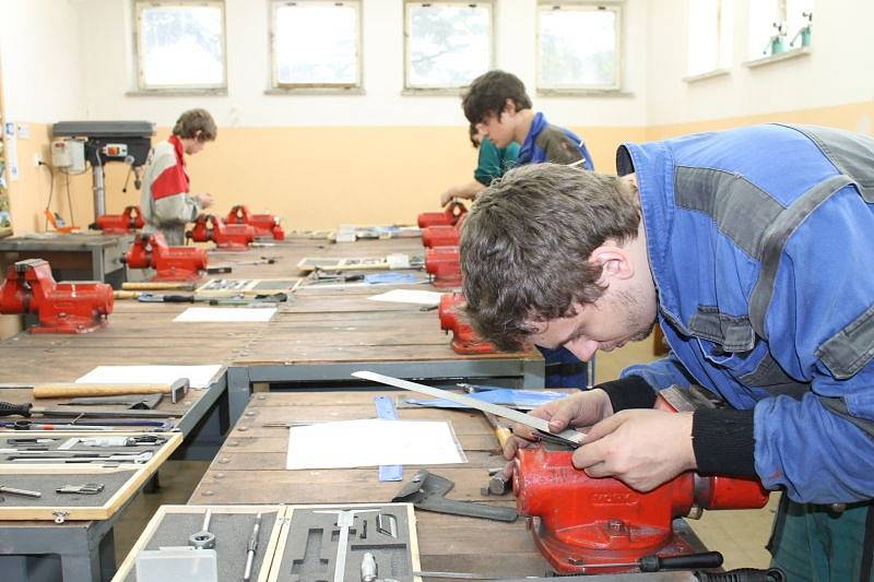 Průkopníky v jednotném zadávání závěrečných učňovských zkoušek jsou ve Střední odborné škole v Bruntále. Napřesrok již budou jednotné zkoušky povinné.