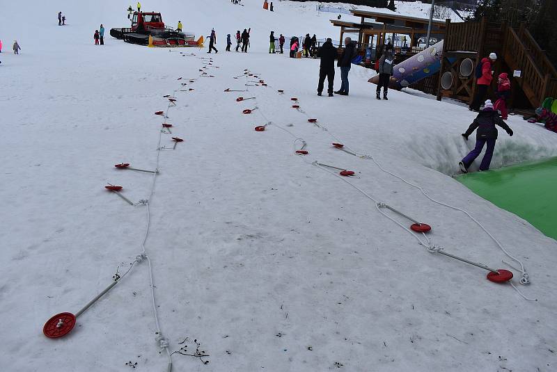 Tažení lyžařů za rolbou je zimní sport známý jako „rolba skijöring“. Děti v Kopřivné této zábavě říkají rolbavláček. Může to být také alternativní doprava lyžařů na kopec, když je  zavřený vlek i lanovka.