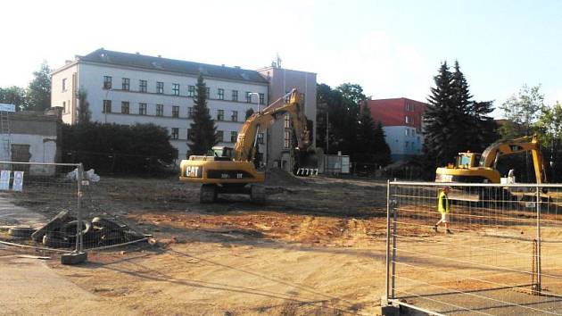 Podle vyjádření mluvčího bruntálské radnice Jiřího Ondráška by měla demolice hlavní budovy a přilehlých staveb skončit právě dnes, v úterý 25. srpna.
