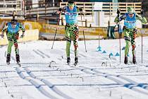 Silvini Madhus Team ve složení (zleva) Jakub Pšenička, rýmařovský Václav Sedláček a nejlepší český „laufař“ Stanislav Řezáč v cílové rovince týmového prologu v italském Livignu.