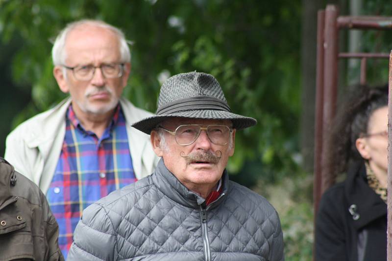 Byl to dojemný okamžik, když se v roce 2018 Češi a Němci setkali v Dívčím Hradě u památníků padlých. Společně oslavili konec první světové války před sto lety.