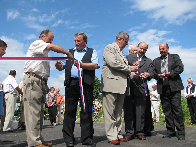 Nově vyasfaltovaná cesta spojující Rusín s Polskem byla  o víkendu slavnostně otevřena. 