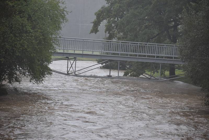 Situace na Osoblažsku je specifická tím, že se rozvodnila nejen řeka Osoblaha, ale i drobné potůčky a příkopy. Voda se valí po polních a lesních cestách a vytváří laguny.