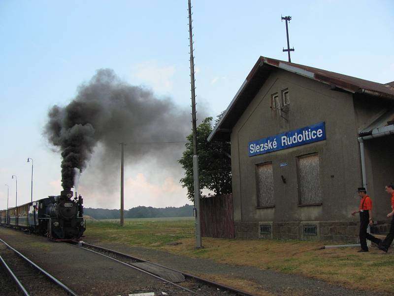 Slezské Rudoltice  dnes mají třetí nejkrásnější nádraží v České republice. Pojďme se ohlédnout do minulosti, co tomu předcházelo.