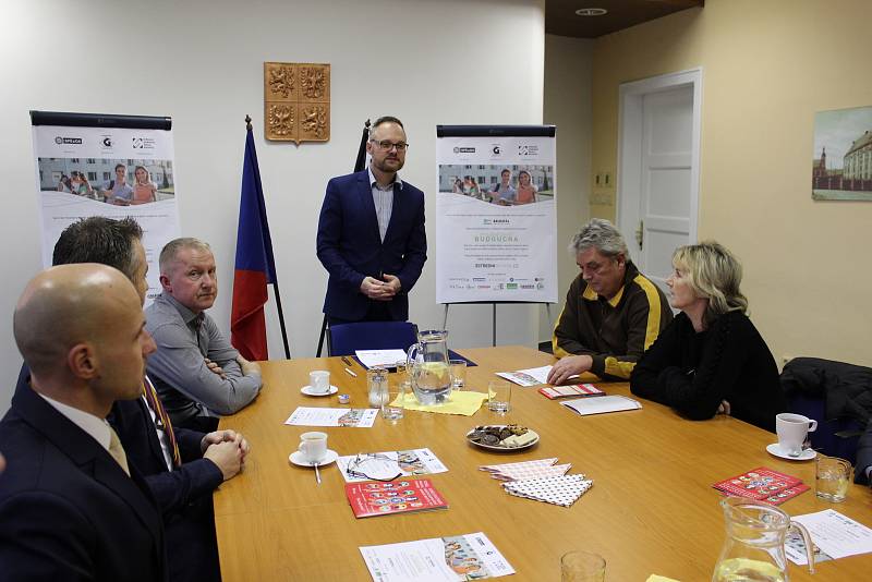 Na radnici v Bruntále představitelé města, škol a podniků ve městě podepsali memorandum o vzájemné spolupráci.