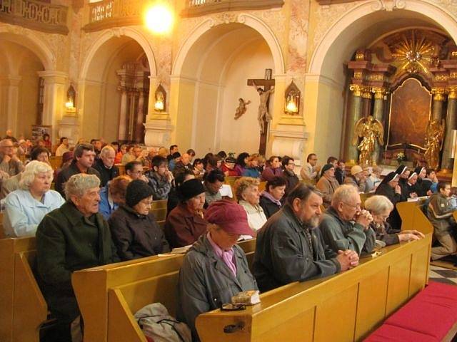 V poutním chrámu Panny Marie Sedmibolestné na Cvilíně proběhla ve středu za velkého zájmu věřících slavnostní mše. Touto bohoslužbou byla oficiálně zahájena letošní poutní sezóna.