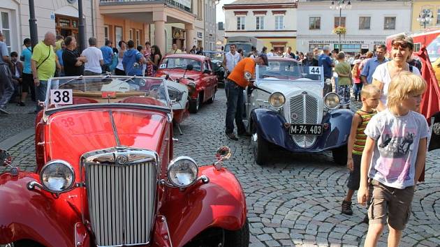 Zahraniční vozy i automobily někdejší československé výroby projely Bruntálem a obcemi okolo přehrady Slezská Harta.