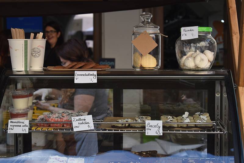 Centrum Krnova bylo plné lidí, kteří si užívali babího léta a vůně kávy.