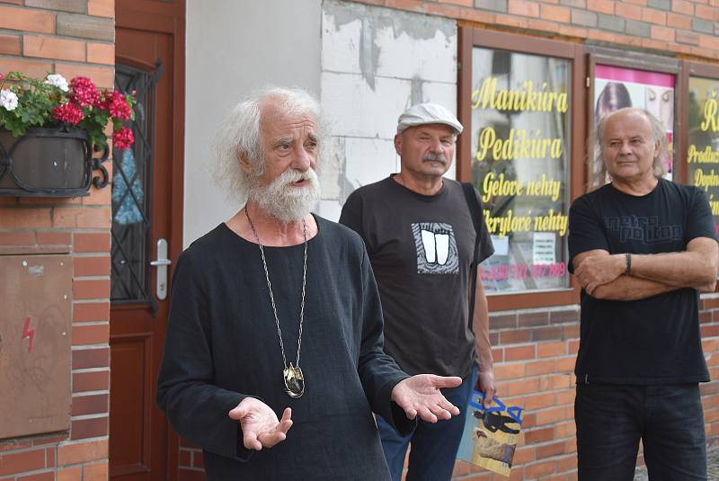 Fotograf a pedagog Jindřich Štreit ze Sovince představil svého talentovaného žáka fotografa Antonína Mikšíka ze sousední Paseky.