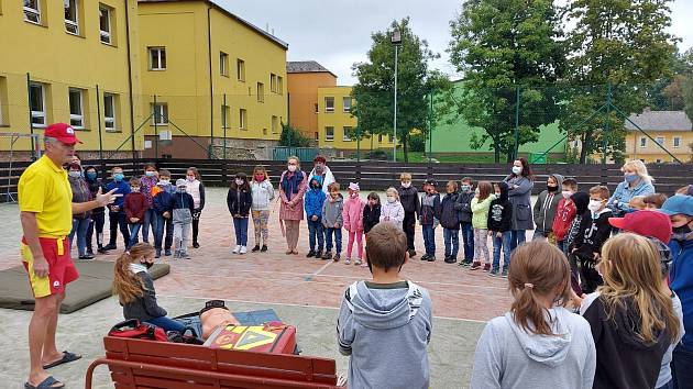 Bruntálští vodní záchranáři připravili ukázku první pomoci pro žáky Základní školy v Andělské Hoře.