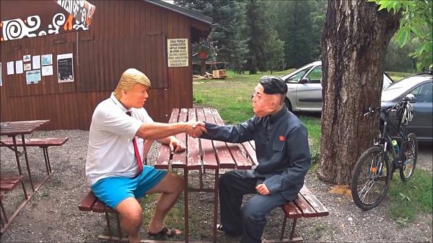 Setkání státníků. Kim Čong-Un a Donal Trump v podání bohušovských recesistů.