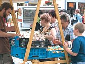 Na trzích v Krnově a v Bruntále byl v týdnu největší zájem o meruňky, česnek, domácí uzeniny, koření, ovocné koláče frgály nebo o med či medovinku.