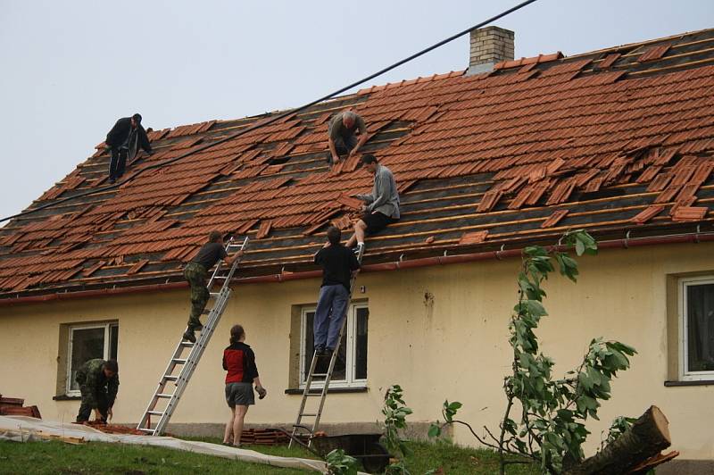 Následky ničivého tornáda na Krnovsku, červen 2013.