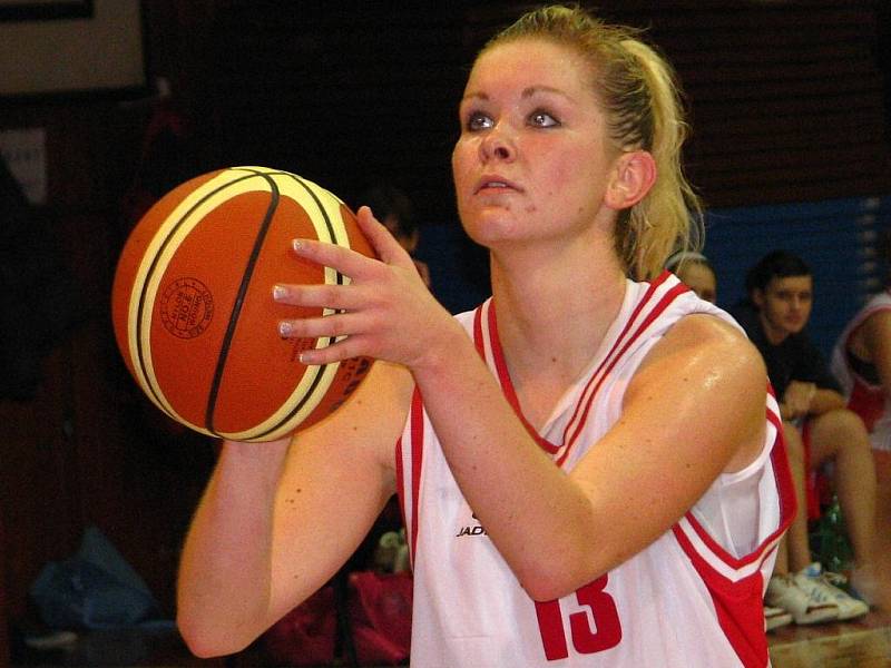 Basketbalové družstvo starších dorostenek porazilo na domácí palubovce ŠBK Sadskou 92:63. Na snímku Monika Bohunská.