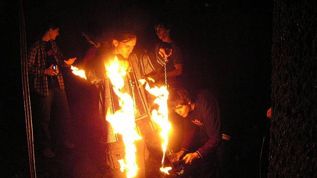 Ohnivá show krnovské skupiny  eXtremeFlamers uzavře v sobotu po setmění program mezinárodního festivalu v Dívčím Hradě.