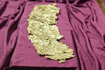 Půl metru dlouhý bohatě zdobený zlatý pás našel zemědělec na Opavsku při sklizni řepy. Krajský úřad a Muzeum Bruntál ho poprvé představily médiím na bruntálském zámku v říjnu 2022.