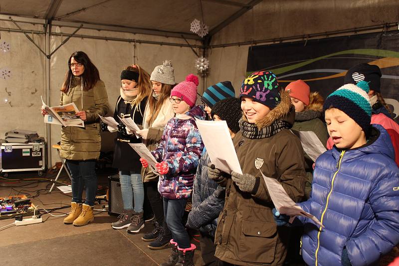 Na náměstí Míru v Bruntále se sešli lidé, aby si společně s dětmi na pódiu i pod ním zazpívali koledy.