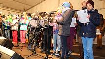 Na náměstí Míru v Bruntále zpívaly koledy děti ze Základní školy Okružní.