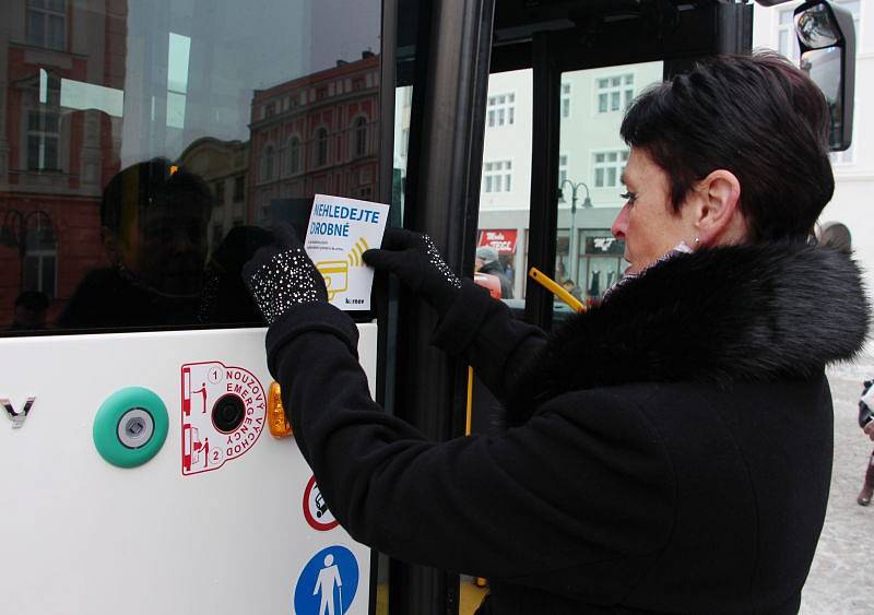 Elektrobus a dva další nízkopodlažní autobusy slavnostně předali ve středu 18. ledna představitelům vedení města zástupci společnosti Arriva Morava, která MHD v Krnově provozuje.