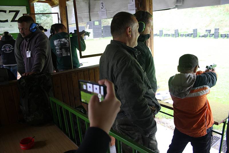 Střílení pod dohledem zkušených instruktorů si v Krnově mohly v sobotu vyzkoušet dospělí bez zbrojního průkazu i děti.