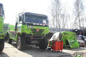 Renovované vozidla pro Rallye Dakar 2012 v bruntálské autodílně soutěžního jezdce Martina Kolomého.