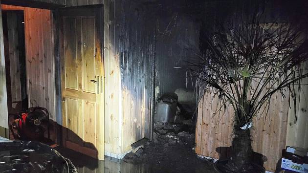 Požár sauny v horské chatě na Ovčárně, který si v noci na pondělí 27. března vyžádala evakuaci 35 lidí.