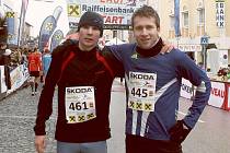 Běžci Olympie Bruntál, vlevo Jakub Šesták, který vybojoval stříbro a bronz, vpravo pak Jan Urban mladší, jinak fotbalista.