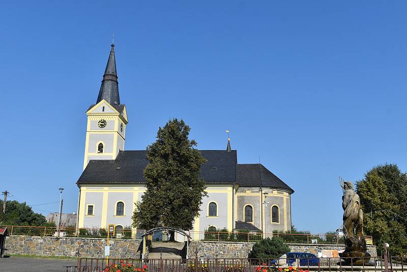 Dvorce leží na hranici Moravskoslezského a Olomouckého kraje.