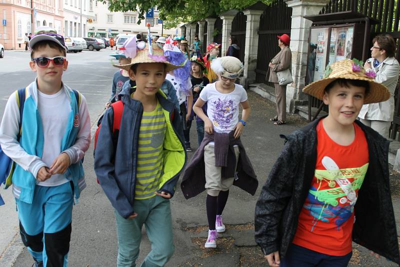 Studentům patřilo v pátek 15. května centrum Bruntálu. Zejména těm, kteří si pořídili vlastní pokrývku hlavy, protože šlo o Kloboukový majáles.