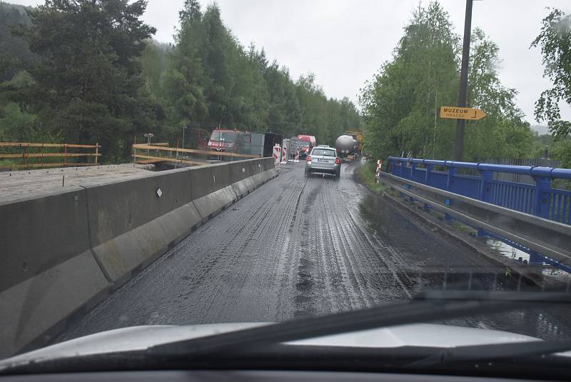 Nebezpečná silnice z Nových Heřminov do Zátoru v květnu 2022.