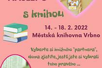 Rande naslepo s knihou je akce knihovny ve Vrbně pod Pradědem.