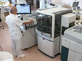 Unikátní robotický systém v laboratoři krnovské nemocnice zdokonalí proces rozboru vzorků krve a tkání.