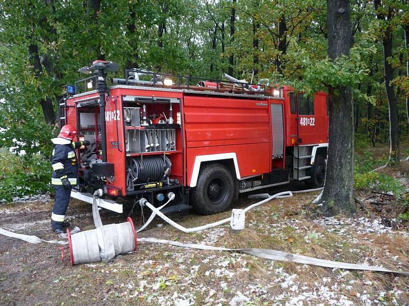 Albrechtičtí hasiči si s polskými kolegy rozumí, nedávno společně absolvovali nácvik hašení lesního požáru. Obě jednotky získají díky mezinárodní spolupráci nová vozidla.