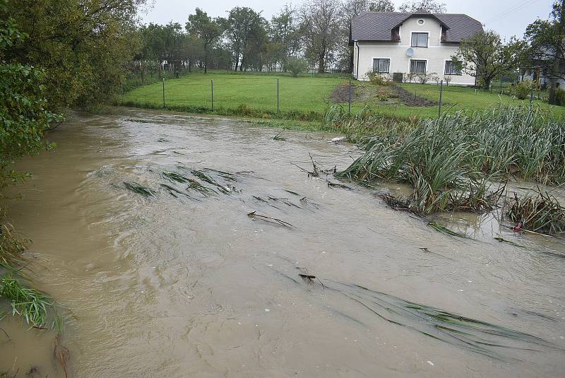 Situace na Osoblažsku je specifická tím, že se rozvodnila nejen řeka Osoblaha, ale i drobné potůčky a příkopy. Voda se valí po polních a  lesních cestách a vytváří laguny.