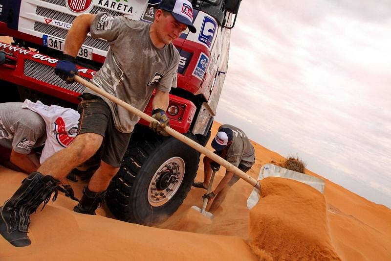 Jako nůž máslem projížděla Tatra 815 Buggyra dunami africké pouště. V pouštní oáze posádka najezdila několik tisíc kilometrů.