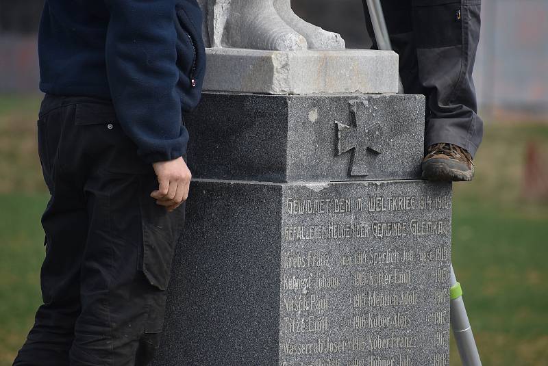 V Hlince před mnoha lety vandal změnil památník padlým  na Bezhlavého rytíře. V restaurátorské dílně rytířovi vrátí tvář, aby se zase stal důstojnou pietou.