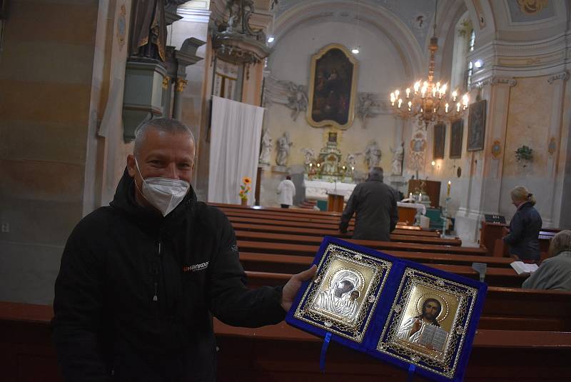 Pravoslavné ikony v katolickém kostele jsou darem Ukrajinců, kteří v okolí Holčovic dva roky sázeli les po kůrovcové kalamitě.