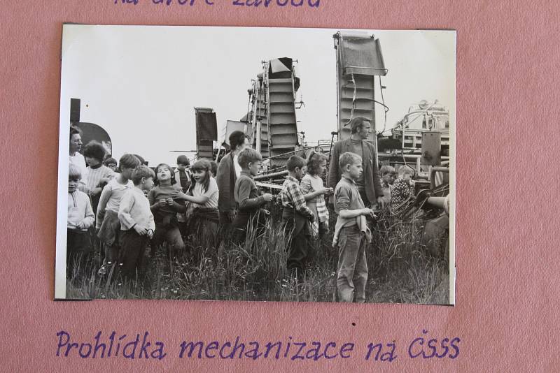 Děti z Leskovce nad Moravicí na prohlídce mechanizace místních zemědělců, rok 1974.