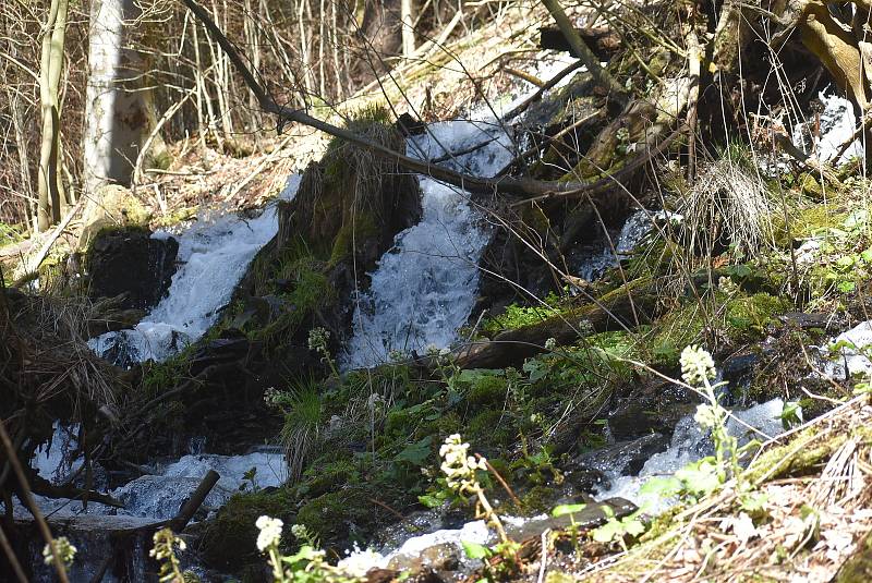 Udělejte si někdy výlet kolem náhonu, který přivádí vodu pro umělý vodopád v Karlově Studánce.