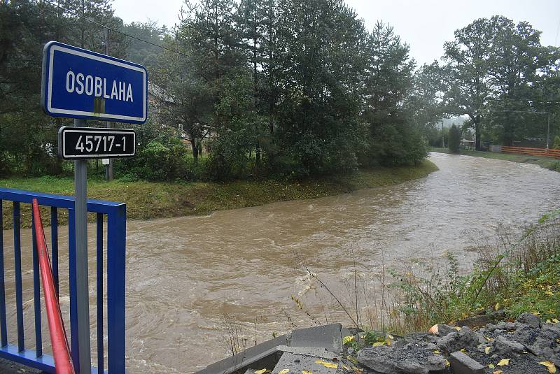 Situace na Osoblažsku je specifická tím, že se rozvodnila nejen řeka Osoblaha, ale i drobné potůčky a příkopy. Voda se valí po polních a lesních cestách a vytváří laguny.