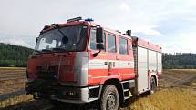 Zásah hasičů u požáru kombajnu na poli u Rudné pod Pradědem.