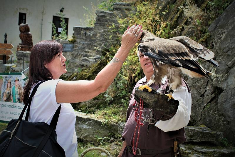 V sobotu se na hradě Sovinci na okraji Moravskoslezského kraje konala velkolepá historická akce pro veřejnost s názvem Slavnosti pánů ze Sovince. Kromě natěšených diváků se jí zúčastnilo několik skupin historického šermu, divadelníků, komediantů, kejklířů