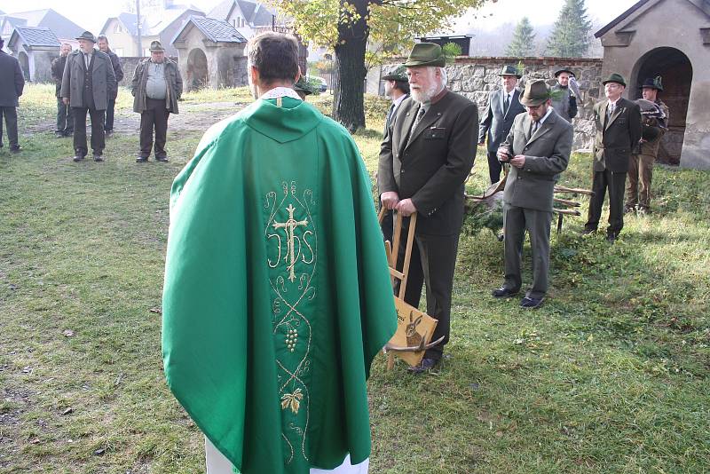 Myslivci z Třemešné oslavili svátek svého patrona svatého Huberta slavnostní mší plnou pradávných rituálů.