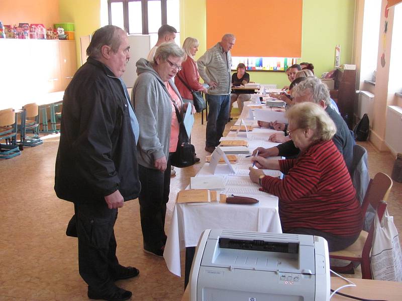 Parlamentní volby v Krnově v okrscích na gymnáziu.