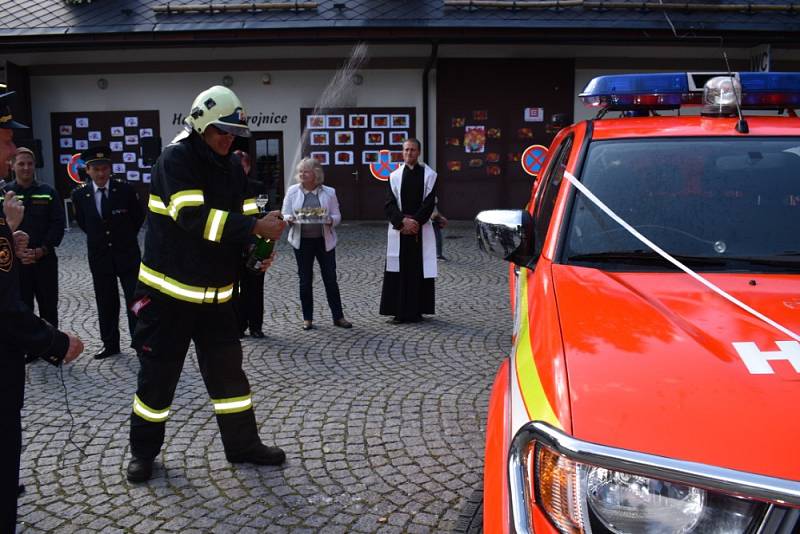 Slavnostní žehnání nového hasičského auta v Karlově Studánce, 26. září 2019.