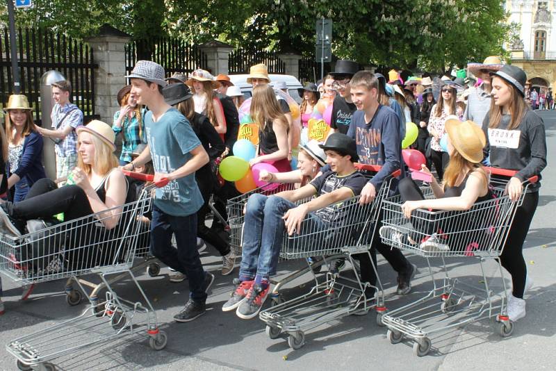 Studentům patřilo v pátek 15. května centrum Bruntálu. Zejména těm, kteří si pořídili vlastní pokrývku hlavy, protože šlo o Kloboukový majáles.