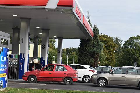 Na čerpacích stanicích Benzina v pohraničí skokově zlevnily pohonné hmoty o osm korun. V Krnově se začínají tvořit fronty na benzín i naftu za 32,90 korun. Situace v neděli 1. října 2023 v 15 hodin.