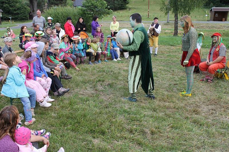 Vodnický splav aneb 5. setkání vodníků na Slezské Hartě. V pondělí vodníci zahájili nadvládu nad stejnojmenným mikroregionem u břehů rybníčku u obecního úřadu v Lomnici u Rýmařova.